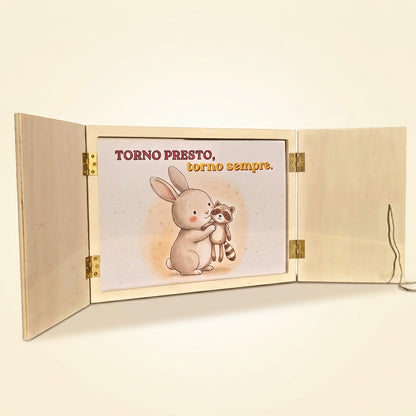 Butai kamishibai in legno di pioppo aperto, con dentro la tavola illustrata di una storia per bambini